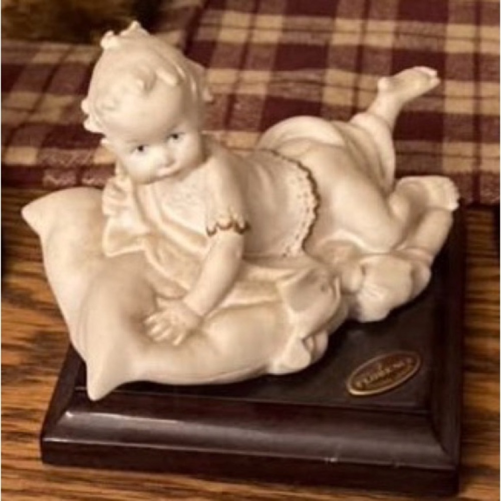 Giuseppe Armani "The Newcomer"

Elegant Cream Figurine on Wooden Base
